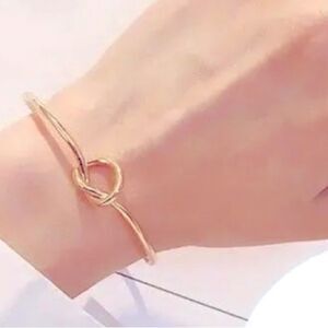 NWT GEOMETRIC KNOTTED CUFF BANGLE BRACELET — GOLD